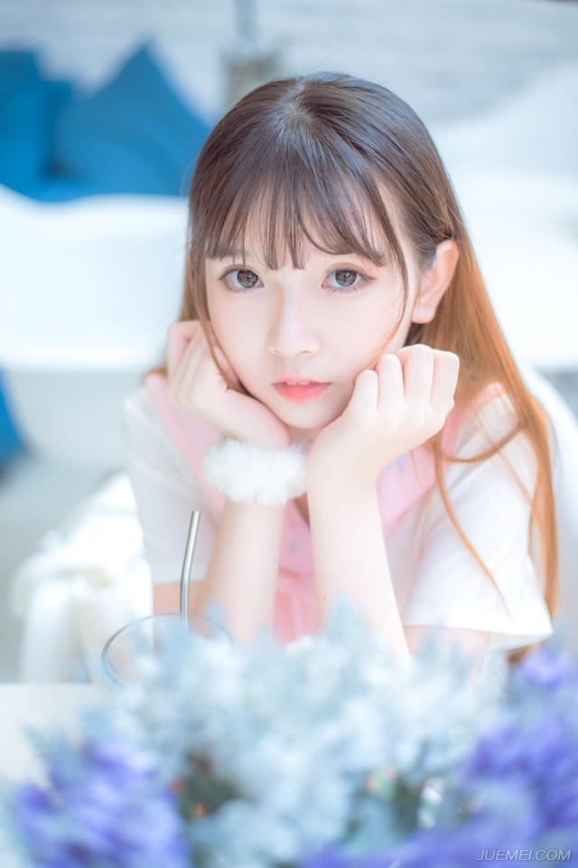 想到这里，刘璝摇了摇头，不管如何，今日定要见到主公，一路上无人阻拦，刘璝径直来到刘璋的卧房之外，正要推门而入，里面突然传来女子痴痴的荡笑声，中间还夹杂着男人粗重的喘息声。